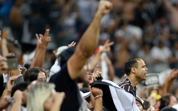 Fiel torcida vai à loucura com a classificação para a final da Copa do Brasil