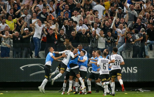 Jogadores comemoram gol contra o Flamengo, diante de uma Arena Corinthians lotada
