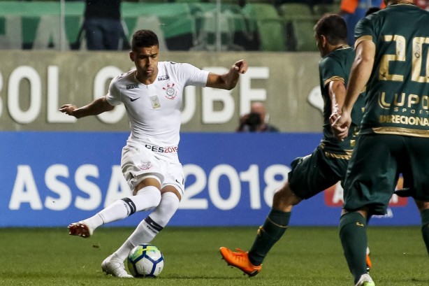 Léo Santos durante confronto contra o América-MG, pelo Brasileirão