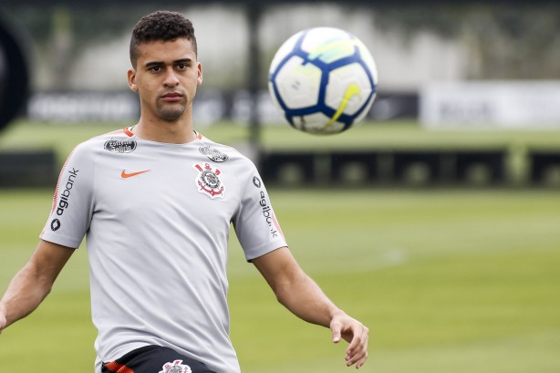 Léo Santos durante o treino de hoje no CT Joaquim Grava; Foco no América-MG