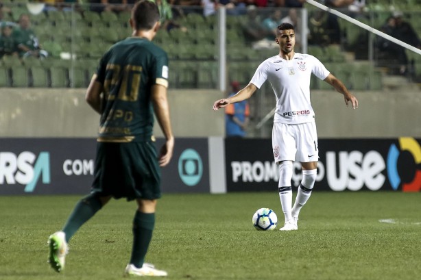 Léo Santos foi titular contra o América-MG, pelo Brasileirão