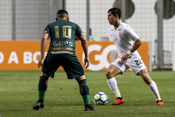 Mateus Vital em jogada contra o América-MG, no Independência