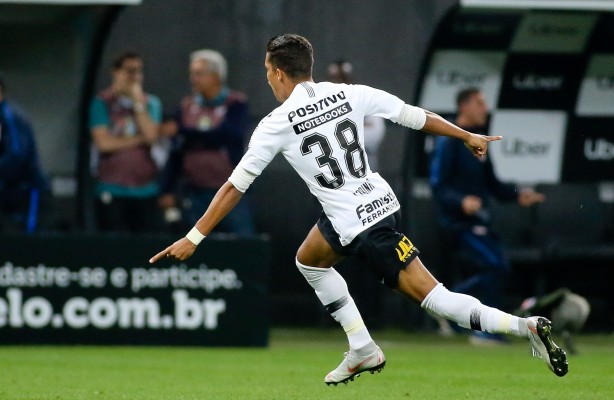 Pedrinho comemorando seu gol contra o Flamengo, pela Copa do Brasil, na Arena Corinthians