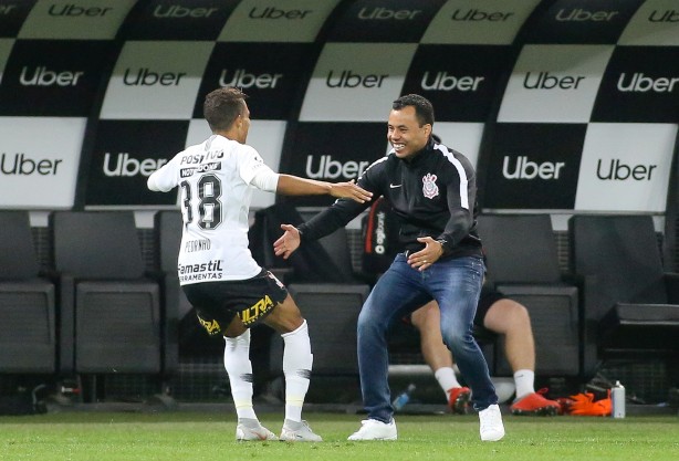 Pedrinho corre para abraçar Jair Ventura em comemoração ao seu gol contra o Flamengo