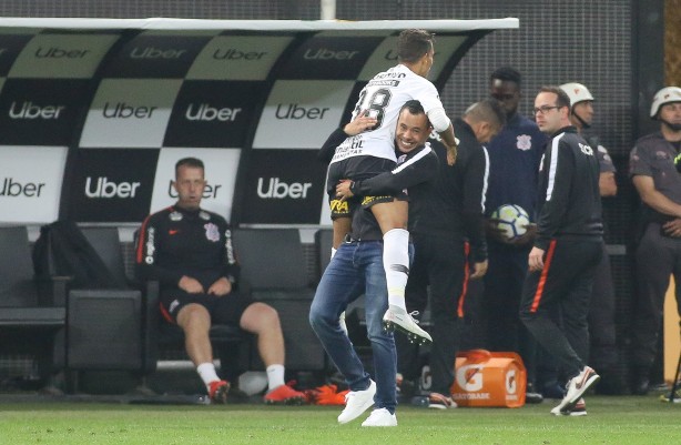 Pedrinho e Jair Ventura comemorando o gol do jovem jogador contra o Flamengo