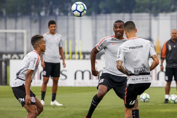 Pedrinho e Marllon no treino que prepara a equipe para duelo contra o América-MG