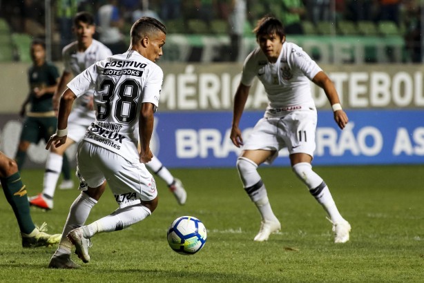 Pedrinho e Romero em partida contra o América-MG, pelo Brasileirão