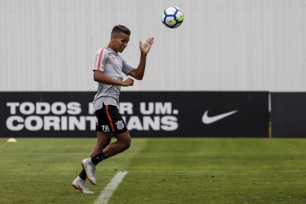 Pedrinho em cabeçada durante o treino desta tarde no CT Joaquim Grava