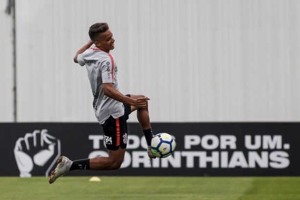 Pedrinho treina no CT Joaquim Grava e deve enfrentar o América-MG no time titular