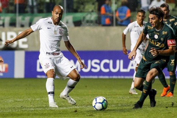 Roger em partida contra o América-MG, pelo Brasileirão
