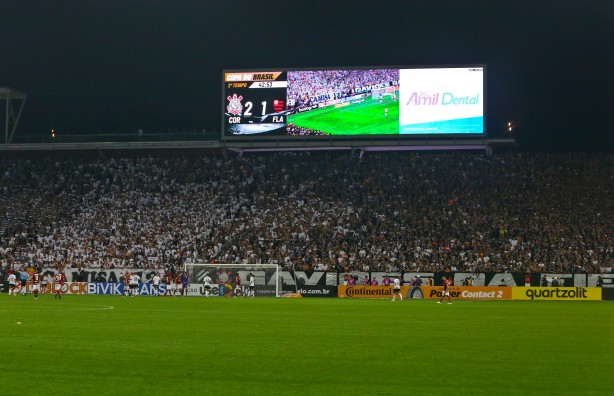 Telão da Arena Corinthians exibe placar final contra o Flamengo, pela semifinal da Copa do Brasil