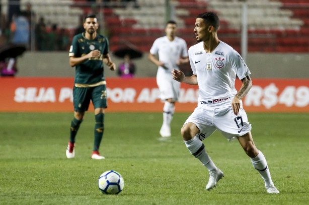 Thiaguinho em jogada contra o América-MG