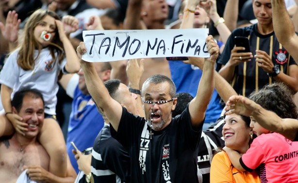 Torcedor do Corinthians comemora classificação à final da Copa do Brasil