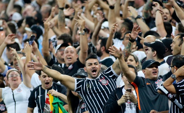 Torcida corinthiana feliz com a vitória sobre o Flamengo, na Arena Corinthians