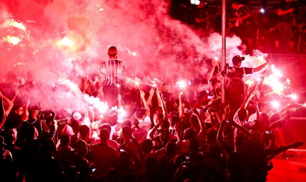 Torcida corinthiana na chegada dos jogadores ao estádio, em semifinal contra o Flamengo