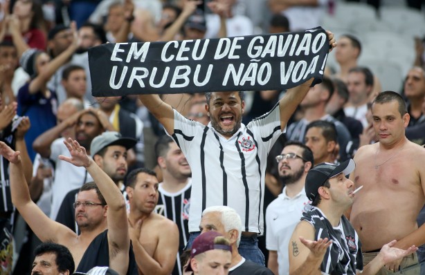 Torcida corinthians provoca flamenguista com faixa durante jogo na Arena Corinthians