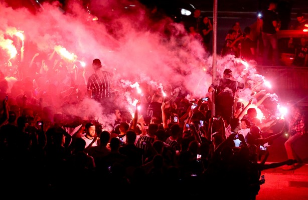 Torcida do Corinthians recebeu o ônibus dos jogadores com linda festa na Arena