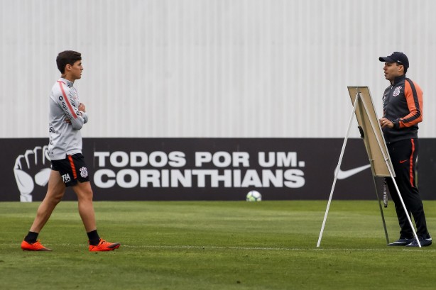 Vital e Jair Ventura no treinamento desta tarde no CT