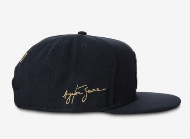 Assinatura de Senna também aparece no boné