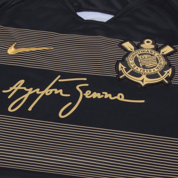 Camisa tem 41 faixas horizontais