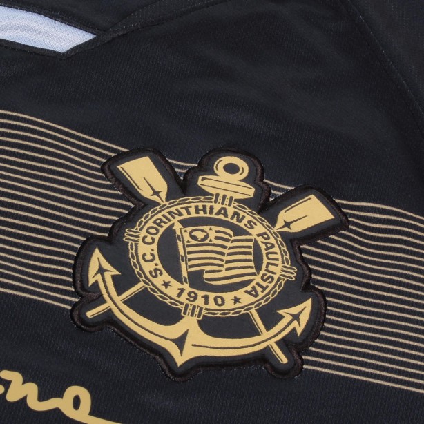 Escudo ficou todo dourado em nova camisa