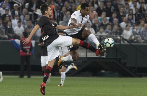 Contra o Atlético-PR, pelo Brasileirão 2017, Jô fez o 200º gol do Corinthians na Arena
