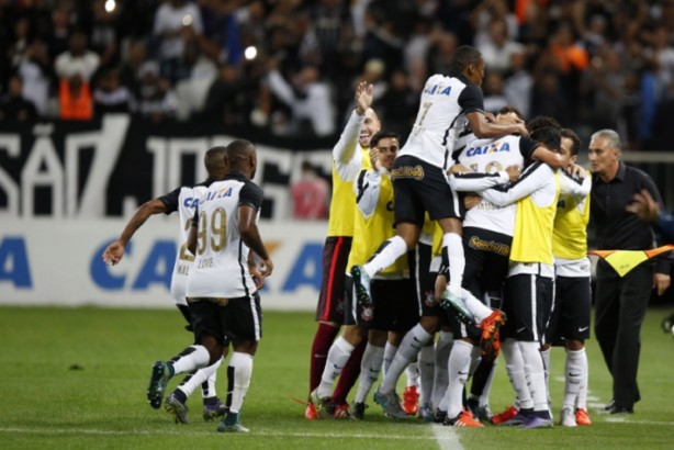 Contra o Coritiba, pelo Brasileirão 2015, Jadson fez de pênalti o 100º gol do Corinthians na Arena