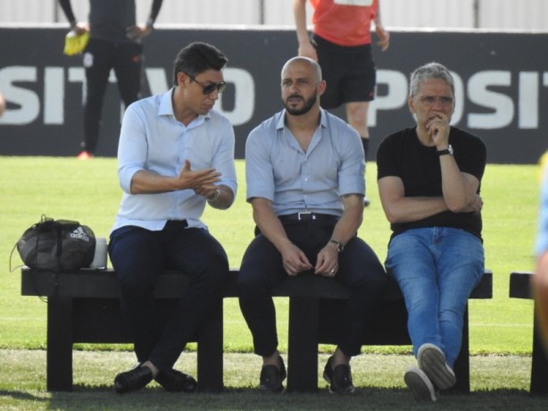 Alessandro conversa com Yamada (à esq.) e Nujud, dirigentes da base