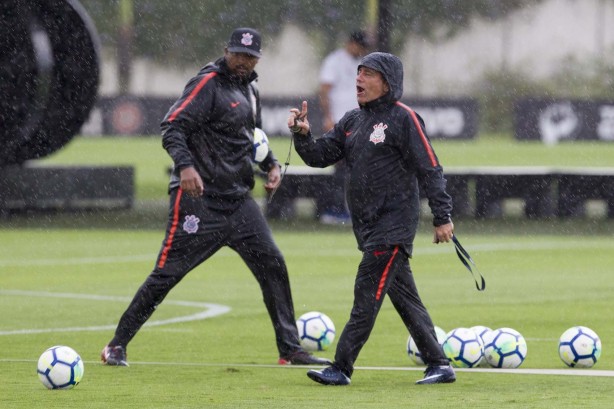 Auxiliares de Jair Ventura durante treino de reapresentação no CT
