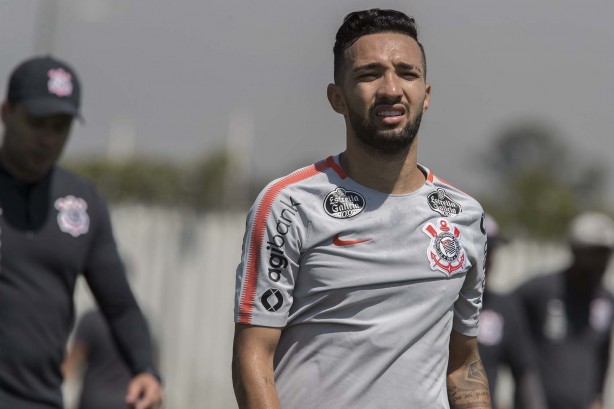 Clayson treina no CT Joaquim Grava