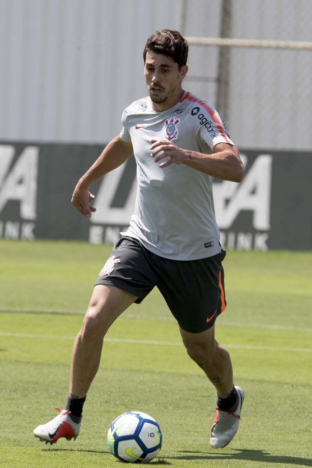 Danilo Avelar em treinamento no CT Joaquim Grava