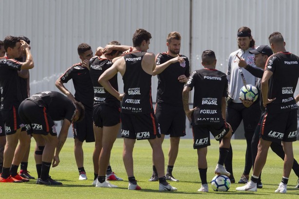 Elenco durante o treinamento de hoje no CT Joaquim Grava