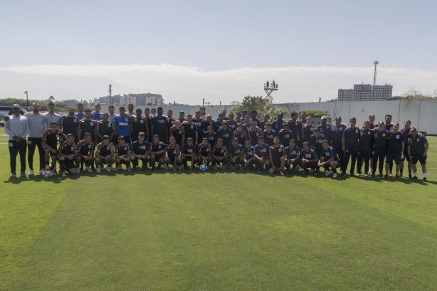 Integração entre elenco principal e base durante o treino de hoje no CT