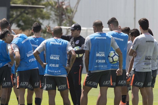 Jair Ventura reuniu o elenco no treinamento desta terça-feira