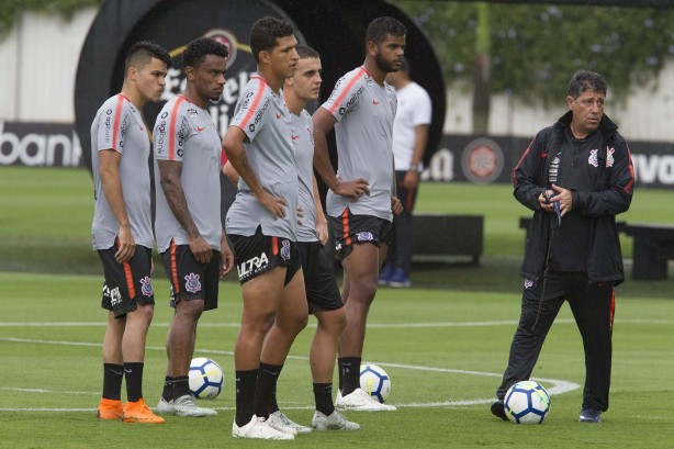 Jogadores durante atividade de reapresentação no CT Joaquim Grava