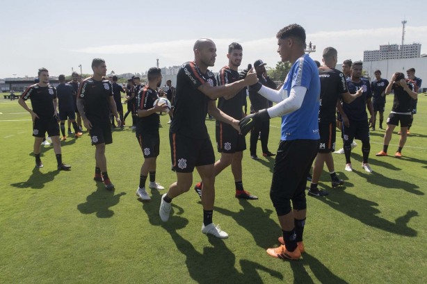 No treino de hoje, elenco principal e base fizeram grande integração