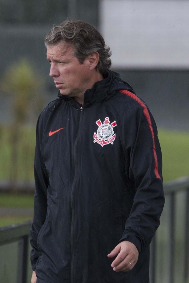 Preparador físico durante treino no CT