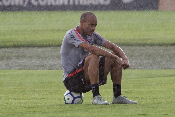 Roger treina sob chuva no CT