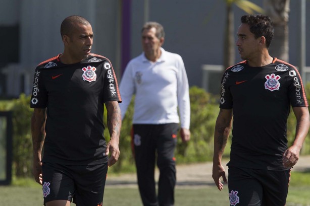 Sheik e Jadson durante treino de hoje no CT Joaquim Grava