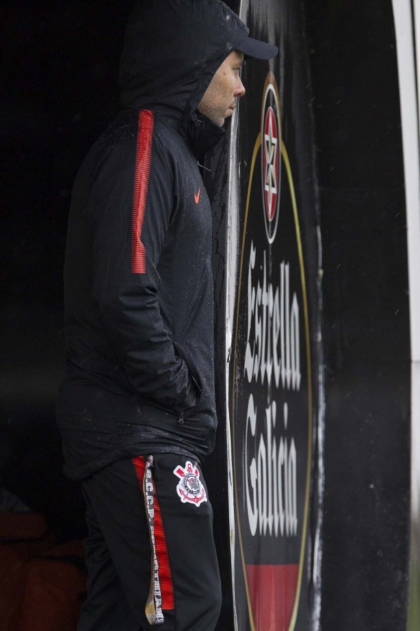 Técnico Jair Ventura comandou o treino debaixo de chuva no CT