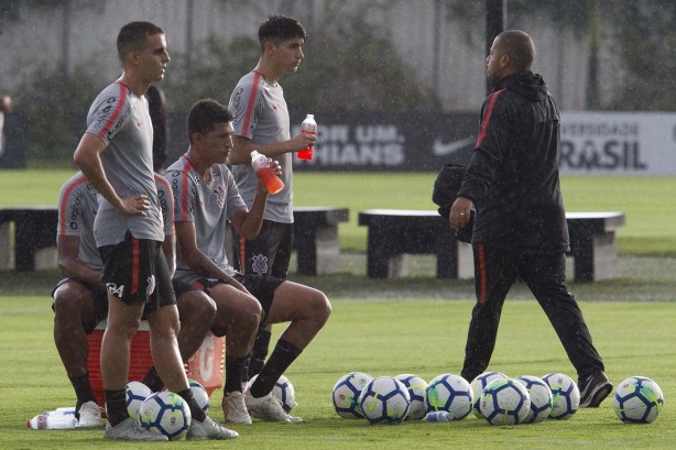 Treino de reapresentação do elenco no CT