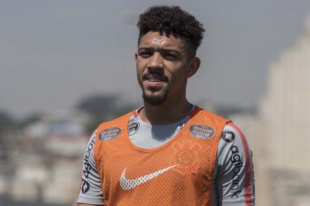 Volante Douglas em foco no treinamento de hoje no CT Joaquim Grava