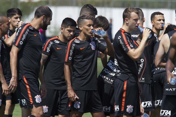 Elenco reunido para o treinamento desta quarta-feira no CT