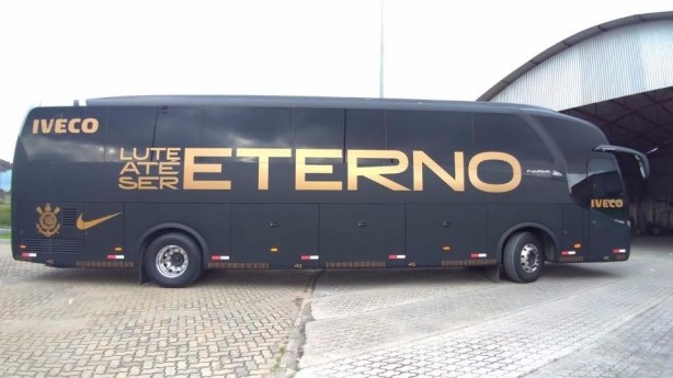 Ônibus do Corinthians ganha nova personalização para jogo contra Flamengo