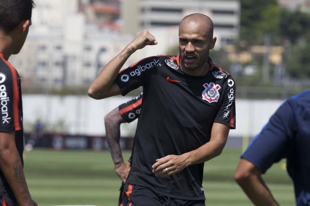 Roger treina nesta quarta-feira no CT Joaquim Grava
