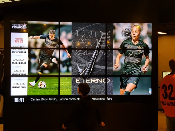 Painel de LED traz imagens dos produtos da nova linha, em homenagem a Senna