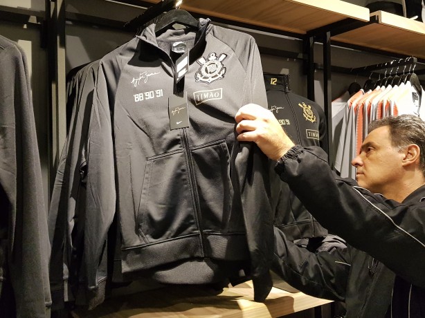 Torcedor já escolhia a nova camisa a quatro horas do início do jogo