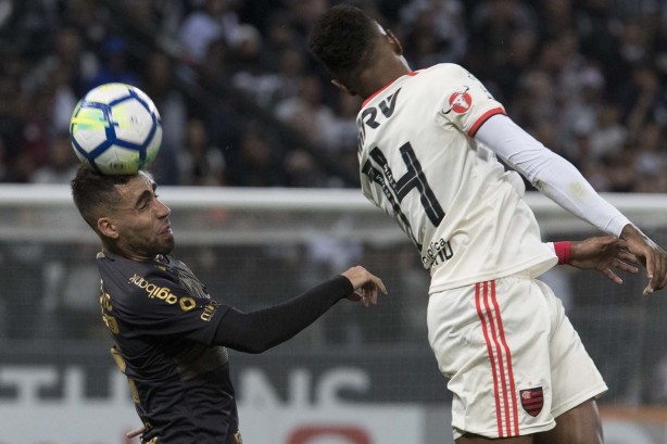 Gabriel disputa a bola com adversário nesta sexta