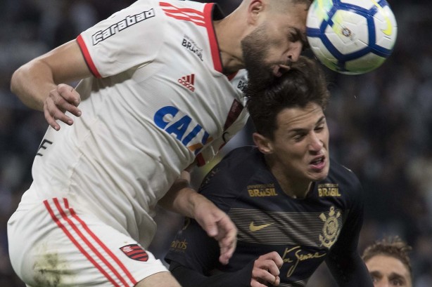 Mateus disputa jogada com adversário