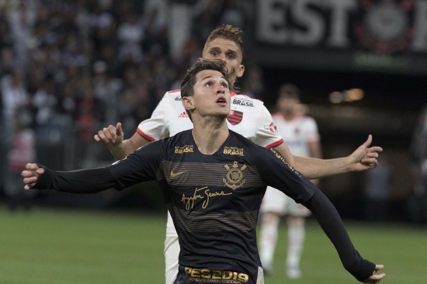 Mateus Vital em jogada contra o Flamengo, pelo Brasileirão
